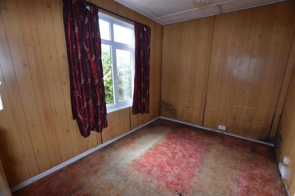 Lot: 163 - DETACHED BUNGALOW FOR UPDATING - Second bedroom